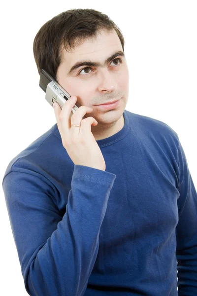 Porträt eines jungen Mannes, der auf einem weißen Hintergrund mit seinem Handy spricht. — Stockfoto
