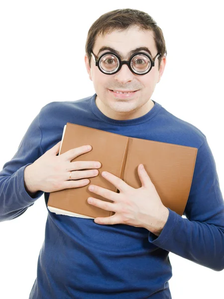 Student i glasögon tryckte försiktigt till hans bröst en bok om vit ba — Stockfoto