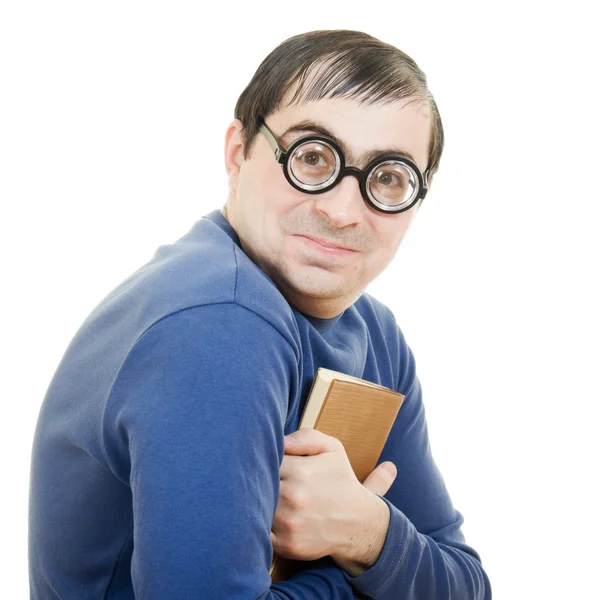 Estudiante en gafas cuidadosamente presionado a su pecho un libro sobre fondo blanco — Foto de Stock