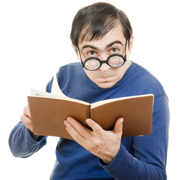 Ученик в очках читает книгу на белом фоне — стоковое фото