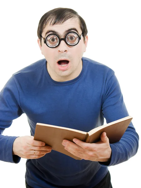 Estudiante en gafas leyendo un libro sobre fondo blanco — Foto de Stock