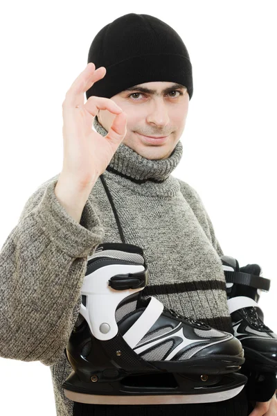 Mannen met schaatsen gebaar toont oke op witte achtergrond. — Stockfoto