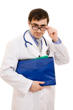 bir doktor ile bir stetoskop ve beyaz bir arka plan üzerinde bir klasör.