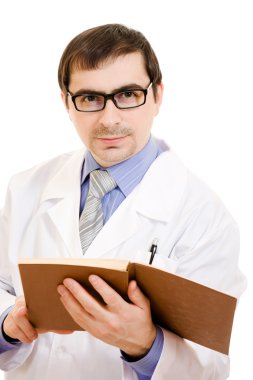 bir doktor bir stetoskop ile beyaz bir arka plan üzerine bir kitap okuma.