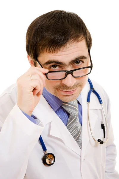 Ένας γιατρός με ένα στηθοσκόπιο και γυαλιά σε λευκό φόντο. — Φωτογραφία Αρχείου