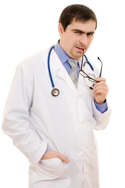 Лікар зі стетоскопом і окулярами думає на білому тлі — стокове фото