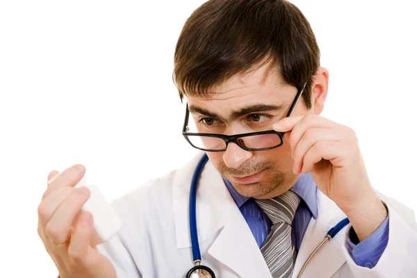 Człowiek lekarz trzymając pojemnik witamin na białym tle. — Zdjęcie stockowe