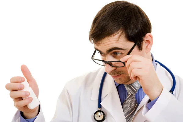Den läkare man innehar en behållare med vitaminer på vit bakgrund. — Stockfoto