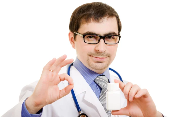 Η γιατρός άνθρωπος που κρατά ένα δοχείο των βιταμινών σε λευκό φόντο. — Φωτογραφία Αρχείου