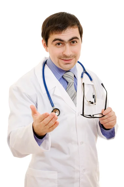 Beyaz bir arka plan üzerinde bir stetoskop ve gözlük bir doktorla konuşuyor. — Stok fotoğraf