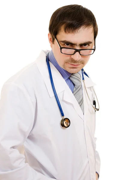 Medico serio con uno stetoscopio e occhiali su uno sfondo bianco . — Foto Stock