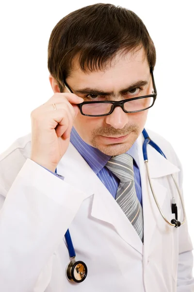 Seriöser Arzt mit Stethoskop und Brille auf weißem Hintergrund. — Stockfoto