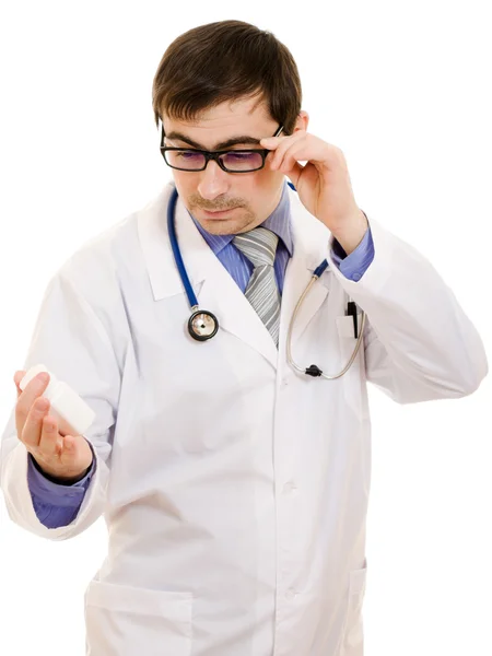 El médico que sostiene un recipiente de vitaminas sobre un fondo blanco . —  Fotos de Stock