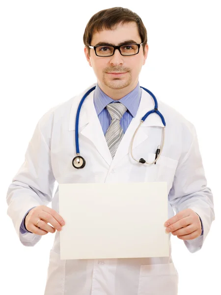 Médico varón con una hoja de papel en blanco sobre fondo blanco . — Foto de Stock