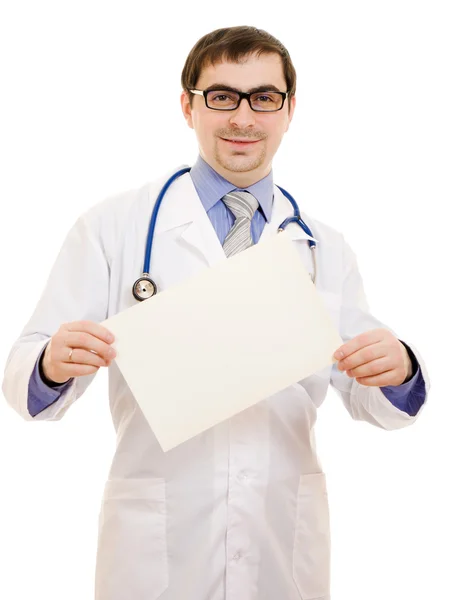 Мужчина врач с чистым листом бумаги на белом фоне . — стоковое фото