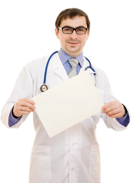 Médico varón con una hoja de papel en blanco sobre fondo blanco . —  Fotos de Stock