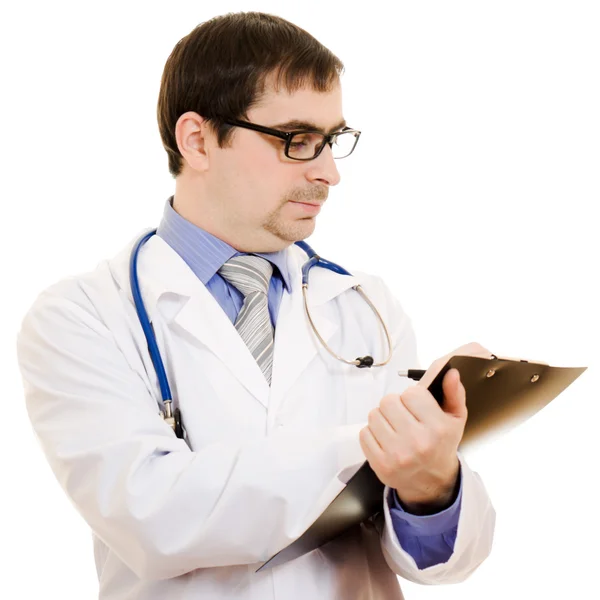 Muž lékař píše na tabulce dokumentu na bílém pozadí. — Stock fotografie