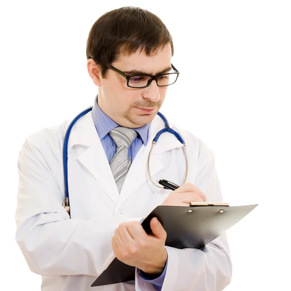 Αρσενικό γιατρός γράφει στον πίνακα εγγράφων σε λευκό φόντο. — Φωτογραφία Αρχείου