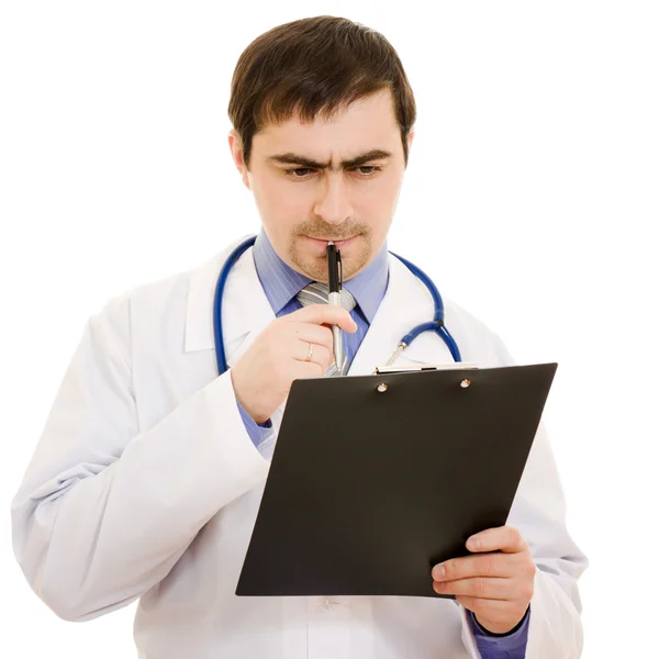 Αρσενικό γιατρός γράφει στον πίνακα εγγράφων σε λευκό φόντο. — Φωτογραφία Αρχείου
