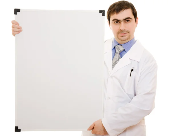Médico varón con una pizarra blanca sobre fondo blanco . —  Fotos de Stock