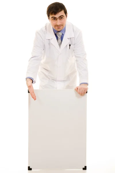 Mężczyzna lekarz z płyty biały na białym tle. — Zdjęcie stockowe