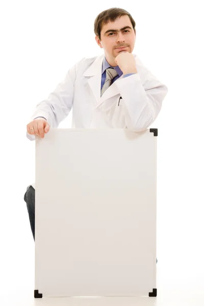 Manliga läkare med en vit bräda på en vit bakgrund. — Stockfoto