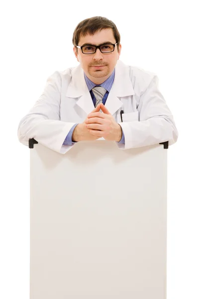 Beyaz bir arka planda beyaz tahta ile erkek doktor. — Stok fotoğraf
