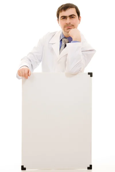 Mannelijke arts met een wit bord op een witte achtergrond. — Stockfoto