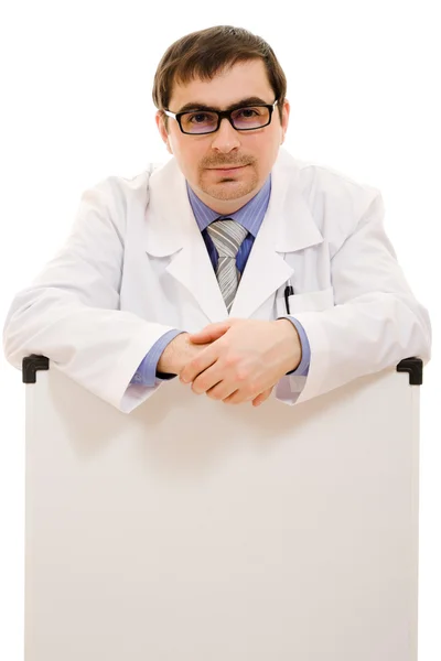 Férfi orvos-val egy fehér tábla egy fehér háttér. — Stock Fotó