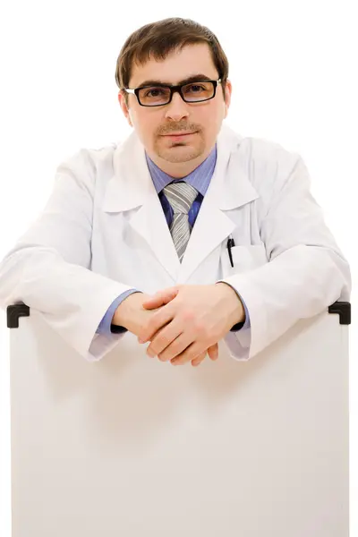Αρσενικό γιατρός με ένα λευκό του σκάφους σε λευκό φόντο. — Φωτογραφία Αρχείου