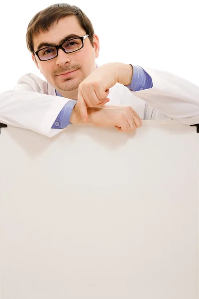 Medico maschio con una lavagna bianca su sfondo bianco . — Foto Stock