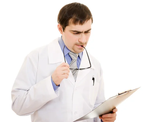 Αρσενικό γιατρός σκέφτεται ένα λευκό φόντο. — Φωτογραφία Αρχείου