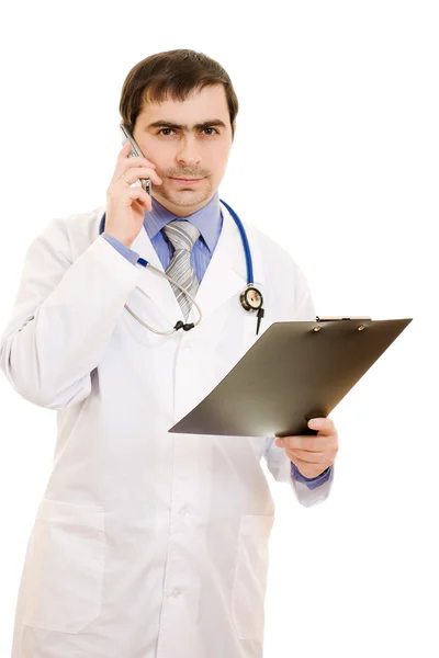 Мужчина врач разговаривает по телефону на белом фоне . — стоковое фото
