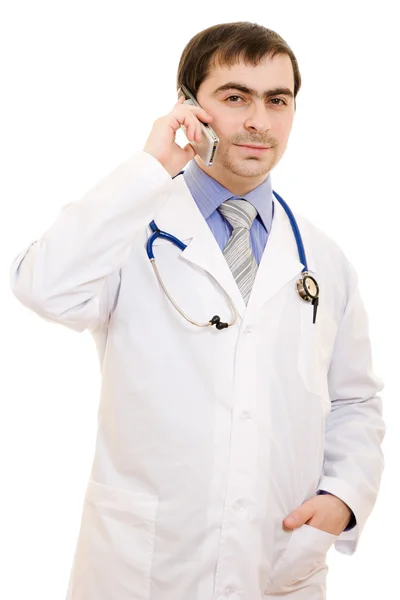 Médecin masculin parlant au téléphone sur un fond blanc . — Photo