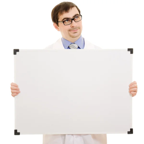 Médico varón con una pizarra blanca sobre fondo blanco . —  Fotos de Stock