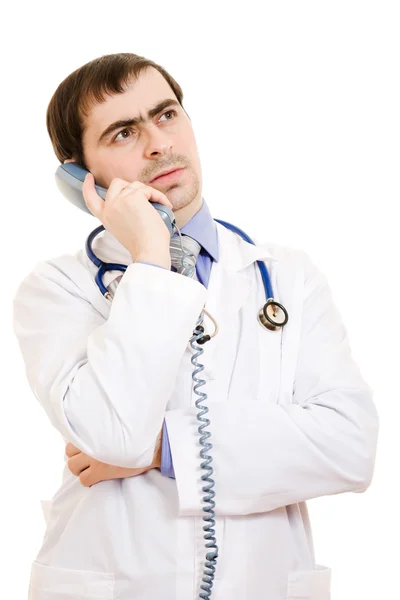 Manliga läkare prata i telefon på en vit bakgrund. — Stockfoto