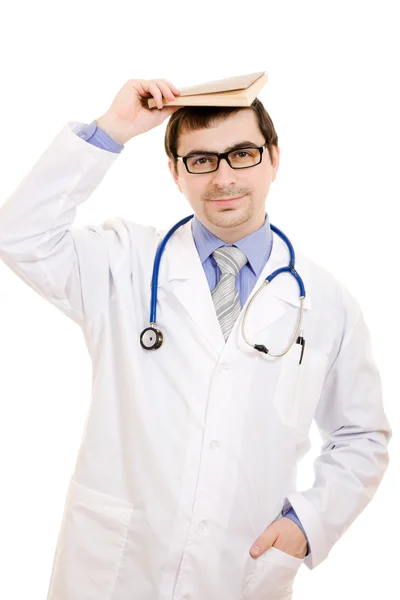 El doctor con un libro en la cabeza sobre un fondo blanco . — Foto de Stock