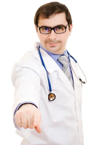 Un médico con un estetoscopio apunta hacia adelante sobre un fondo blanco — Foto de Stock