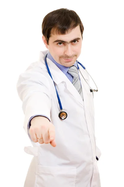 En läkare med ett stetoskop pekar framåt mot vit bakgrund — Stockfoto