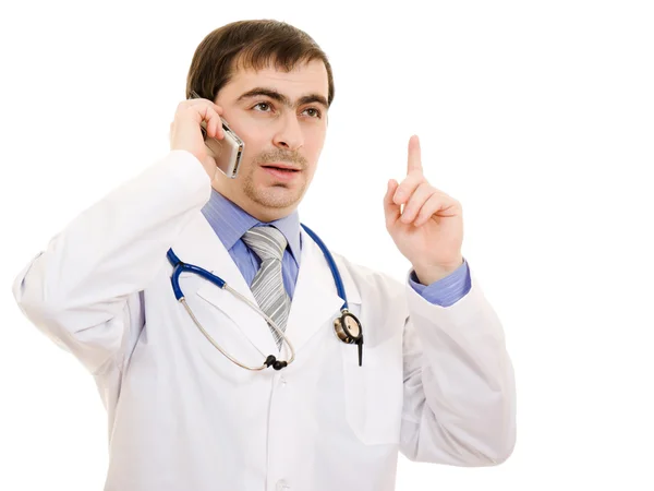Médico varón hablando por teléfono sobre un fondo blanco . — Foto de Stock