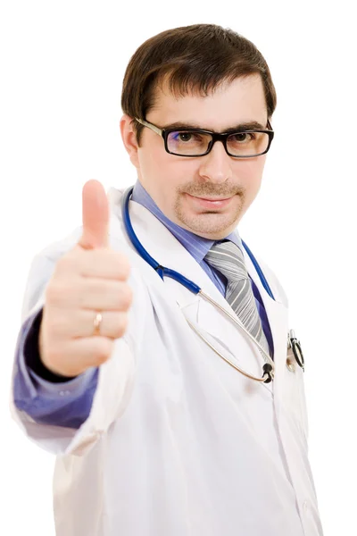 Um médico com um estetoscópio e óculos gesto mostra tudo bem em um backg branco — Fotografia de Stock