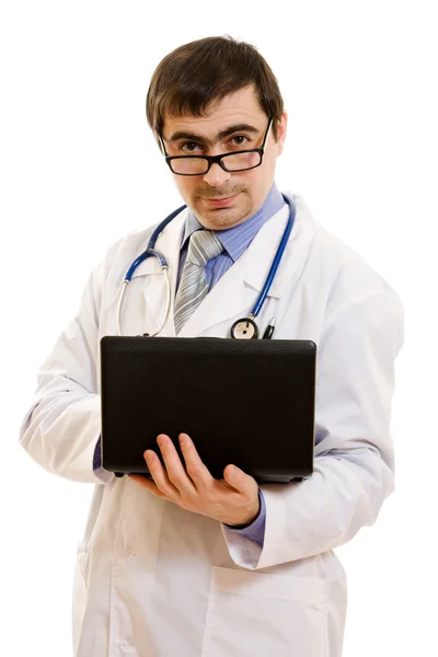 用一台笔记本电脑在白色背景上的男人医生顾问. — 图库照片