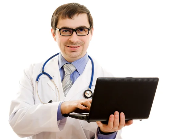 Un medico consulente uomo con un computer portatile su uno sfondo bianco . — Foto Stock