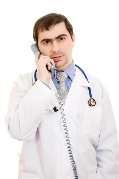 Αρσενικό γιατρό του μιλώντας στο τηλέφωνο σε λευκό φόντο. — Φωτογραφία Αρχείου