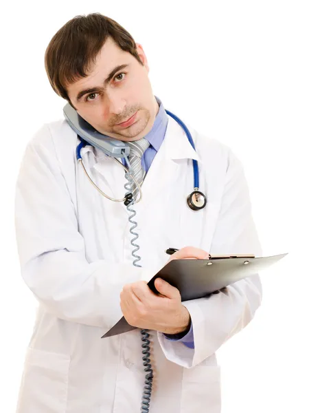Medico di sesso maschile che parla al telefono e scrive sulla targa di un documento su un whi — Foto Stock