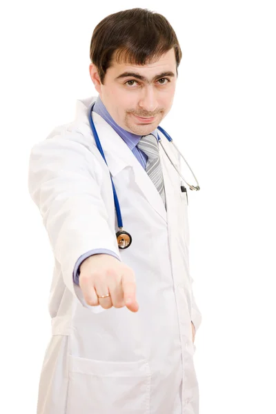 En läkare med ett stetoskop pekar framåt mot vit bakgrund — Stockfoto