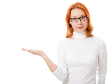 güzel kız beyaz zemin üzerine kırmızı saç gözlük ile gösterir.