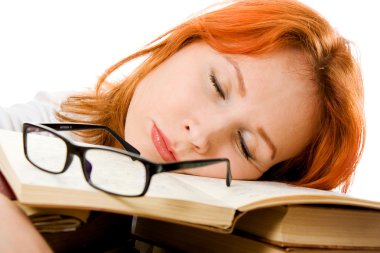 güzel kızıl saçlı Kız bardaklarda kitap okur.