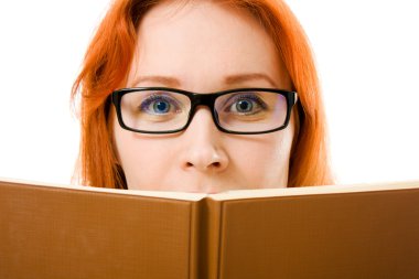 güzel kızıl saçlı Kız bardaklarda kitap okur.