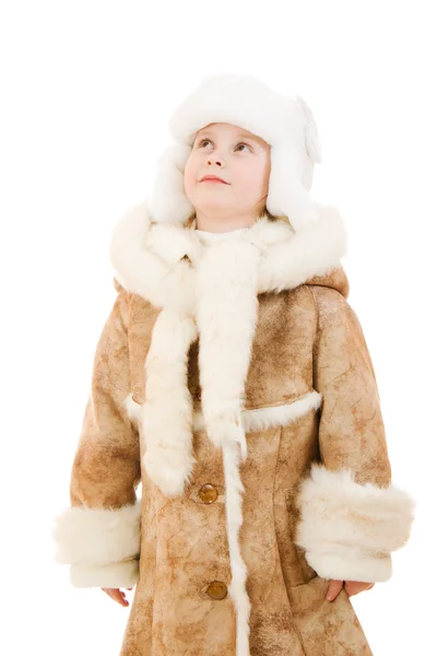 Ragazza in un cappotto di pelle di pecora e cappello guardando su sfondo bianco . — Foto Stock